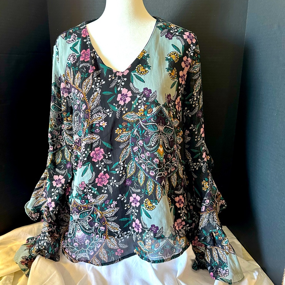 Floral blouse with ruffled long sleeves
